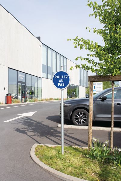 Panneau Signalétique 'ROULER AU PAS' Pour Extérieur - Matière ABS Traité Anti-UV, Couleur Rouge, Fabriqué En France