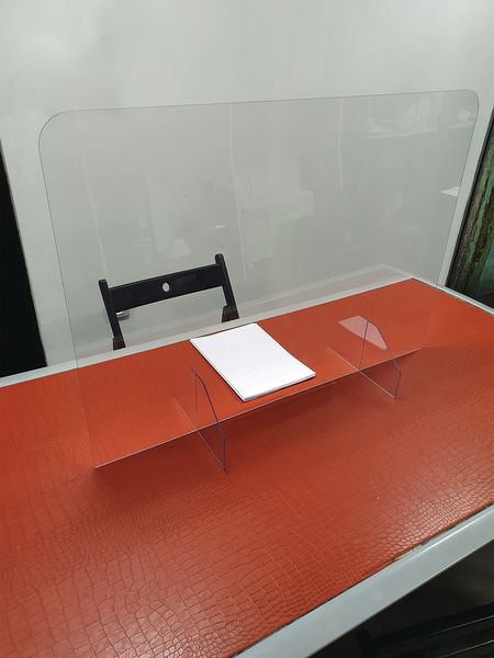 Pantalla de protección para mesa de plástico rígido