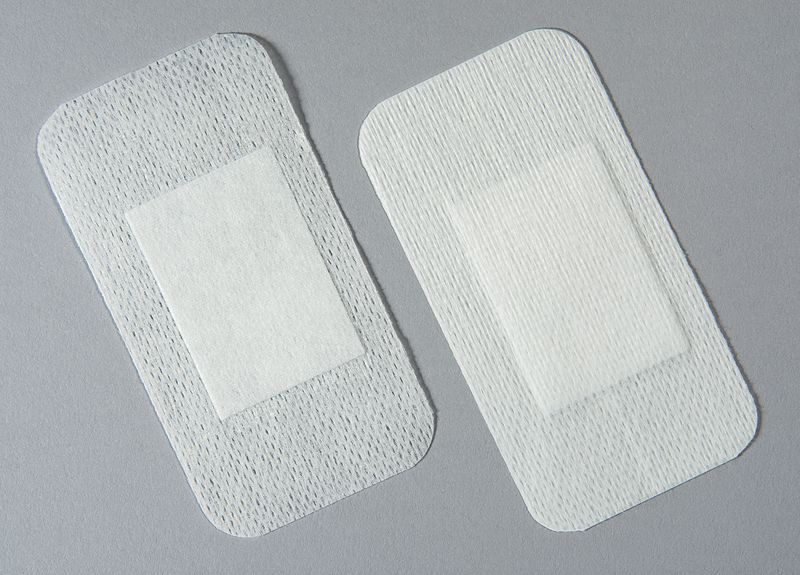 Pansements non tissés blancs avec compresse centrale