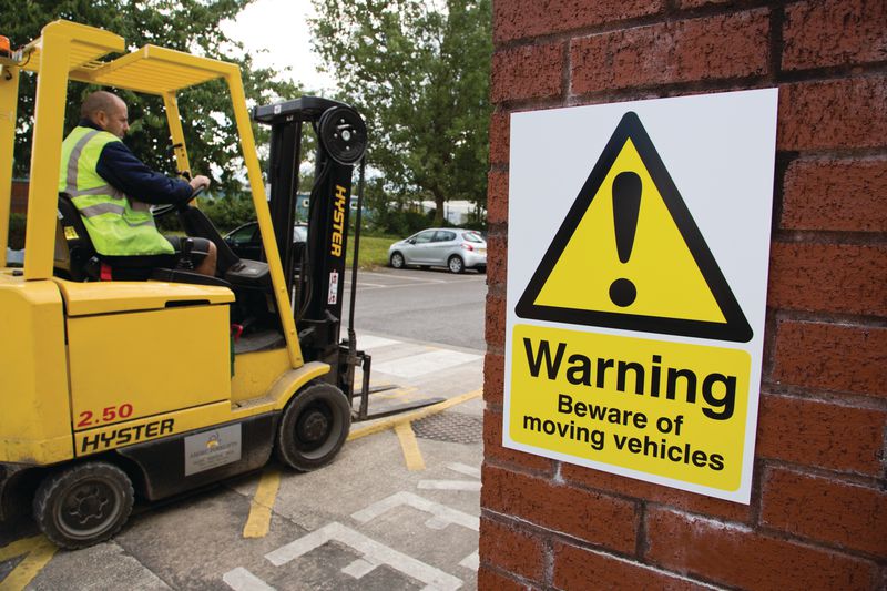 Vsafety Warnschild 'Beware Of Moving Vehicles' - 300x100 Mm, Selbstklebend, Schwarz/gelb, Nach EN ISO 7010
