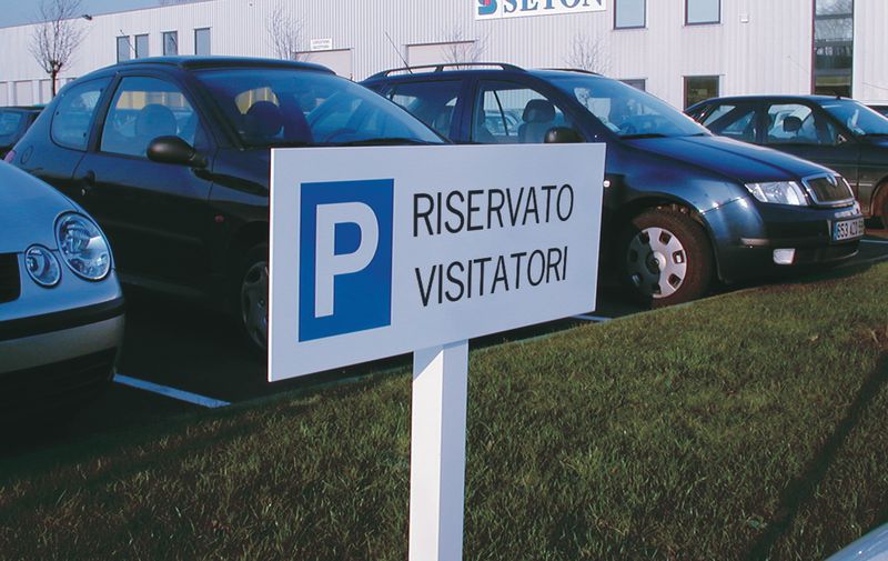 Modello di segnaletica per il parcheggio riservato | Vettore Gratis
