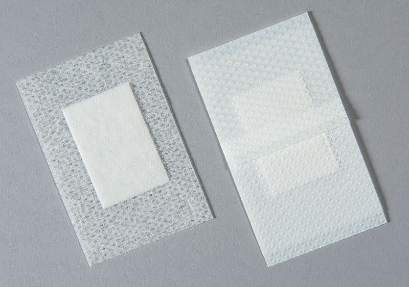 Pansements non tissés blancs avec compresse centrale