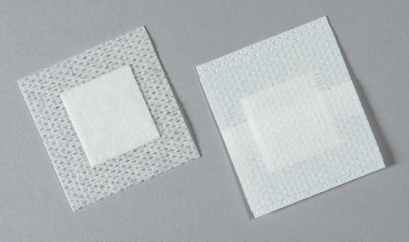 Pansements non tissés blancs avec compresse centrale