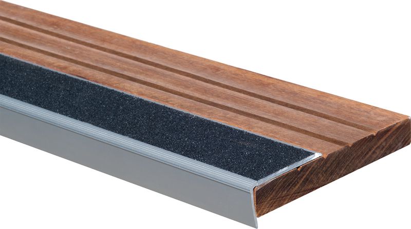 Nez de marche avec insert minéral